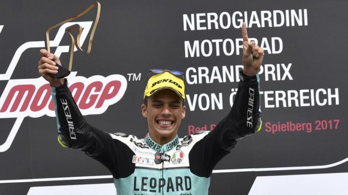 Joan Mir (Honda) celebra hoy, en Austria, su séptima victoria de este año en Moto3.-AP / KERSTIN JOENSSON
