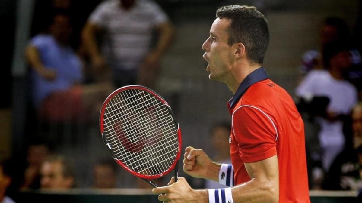 Roberto Bautista celebra un punto en Cluj.-EFE / ROBERT GHEMENT