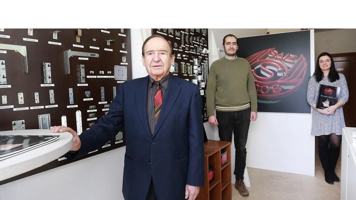 Secundino Saiz y sus hijos Ángel y María Saiz.-RAÚL G. OCHOA