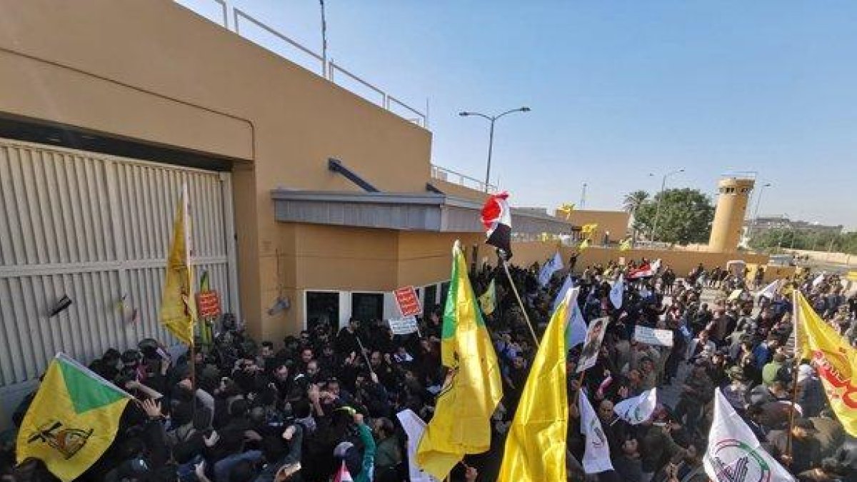 Cientos de iraquís, concentrados ante la Embajada de EEUU en Bagdad.-X90151