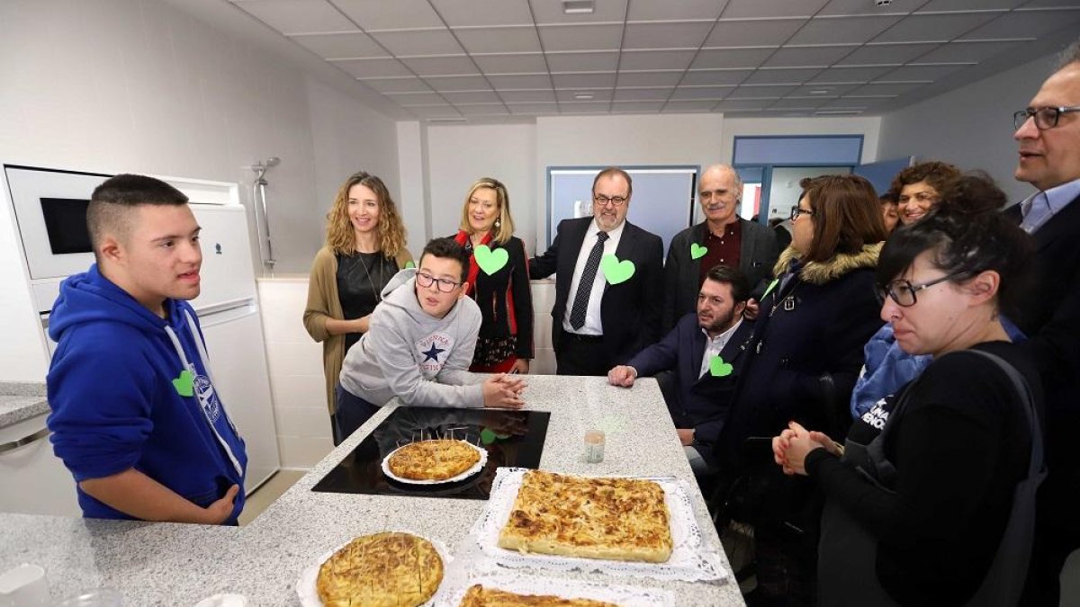 Los consejeros Alicia García, Pilar del Olmo y Fernando Rey en la visita al Centro de Educación Especial número 1.-MIRIAM CHACÓN