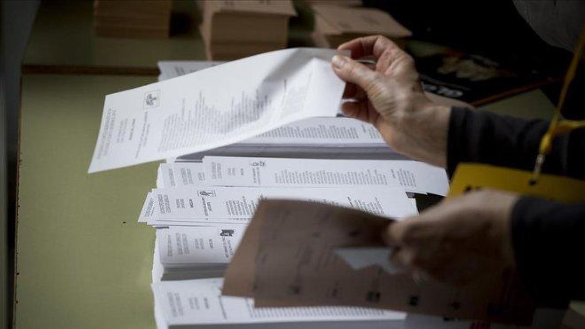 Papeletas de las elecciones generales del 28 de abril del 2019.-FERRAN NADEU
