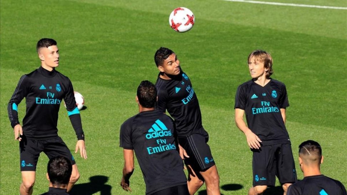 Casemiro y Modric, durante el entrenamiento de este sábado en Valdebebas.-VÍCTOR LERENA / EFE