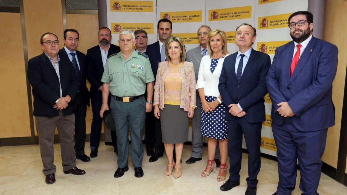 La delegada del Gobierno en Castilla y León, María José Salgueiro Cortiñas, firma con los alcaldes de seis ayuntamientos el convenio.-ICAL