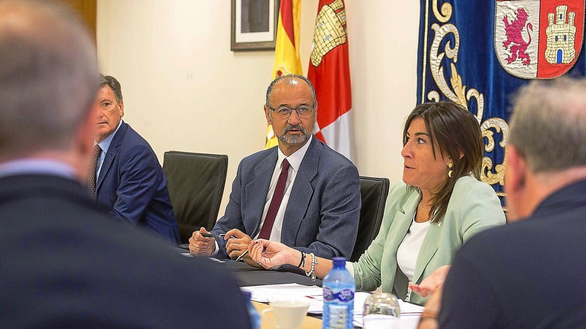 Francisco Vázquez, Luis Fuentes y Ana Sánchez, en un momento de la reunión de la Mesa de las Cortes.-ICAL