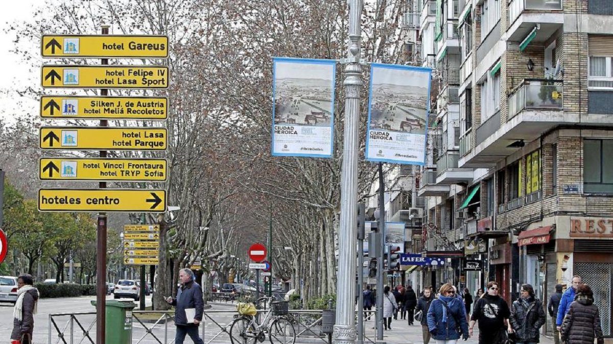 Carteles que dirigen a hoteles de la capital en el Paseo Zorrilla de Valladolid.-J. M. LOSTAU