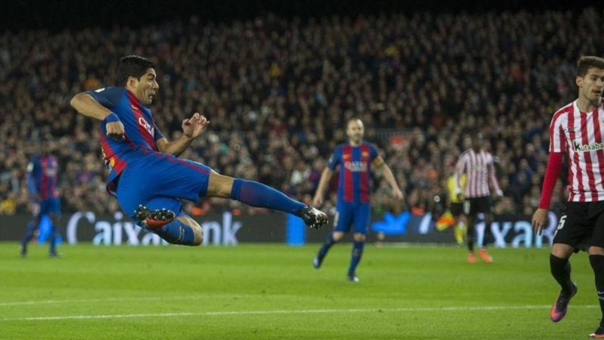 Suárez, con un espectacular disparo, firma el 1-0 al Athletic en el Camp Nou.-JORDI COTRINA