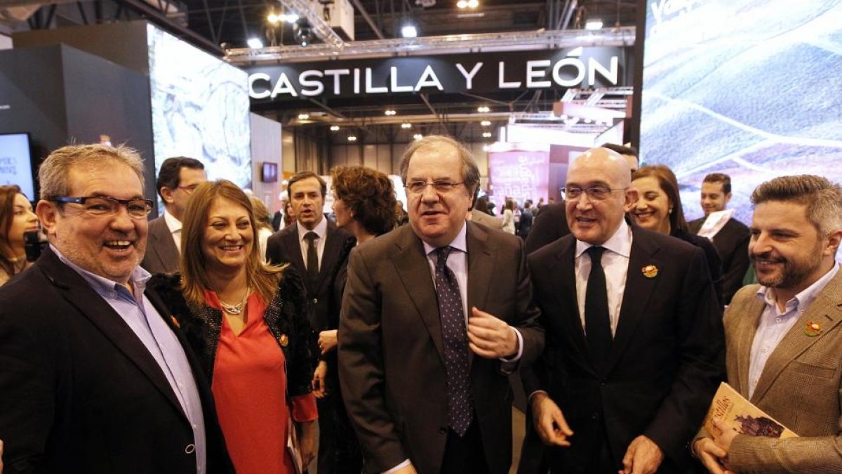 El presidente de la Junta, Juan Vicente Herrera y el presidente de la Diputación de Valladolid,Jesus Julio Carnero, durante la visita al stand de la Comunidad.-ICAL