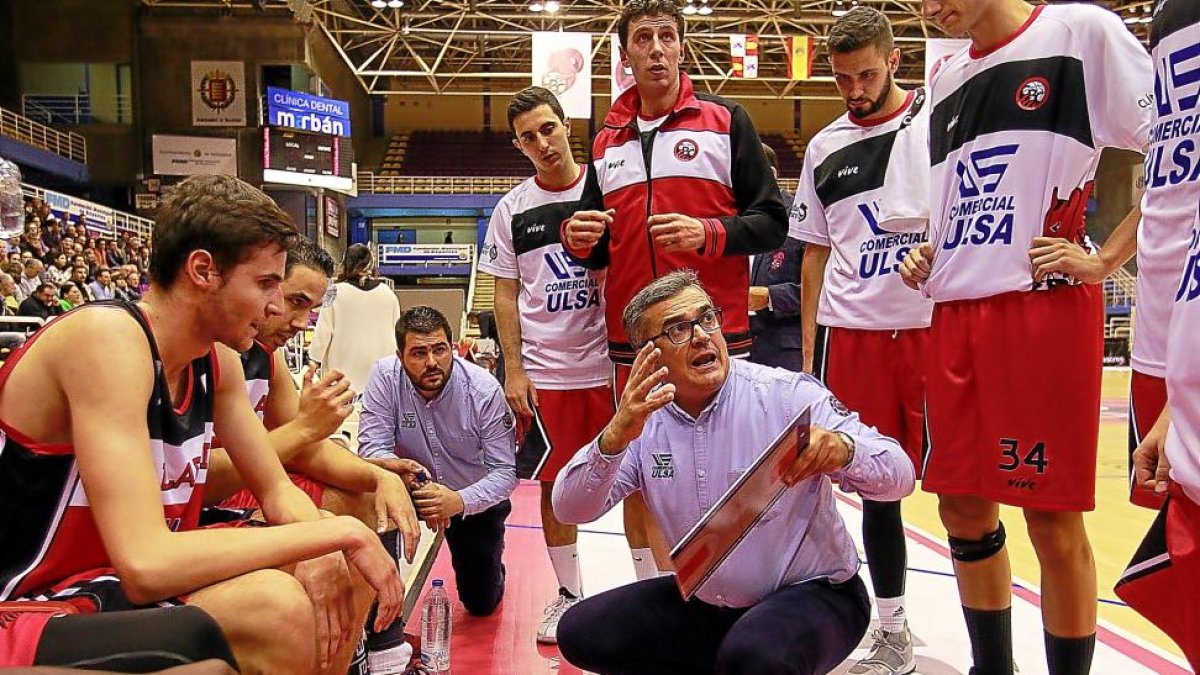 Paco García, dirigiéndose a su plantilla durante un tiempo muerto de un partido esta temporada.-J. M. LOSTAU