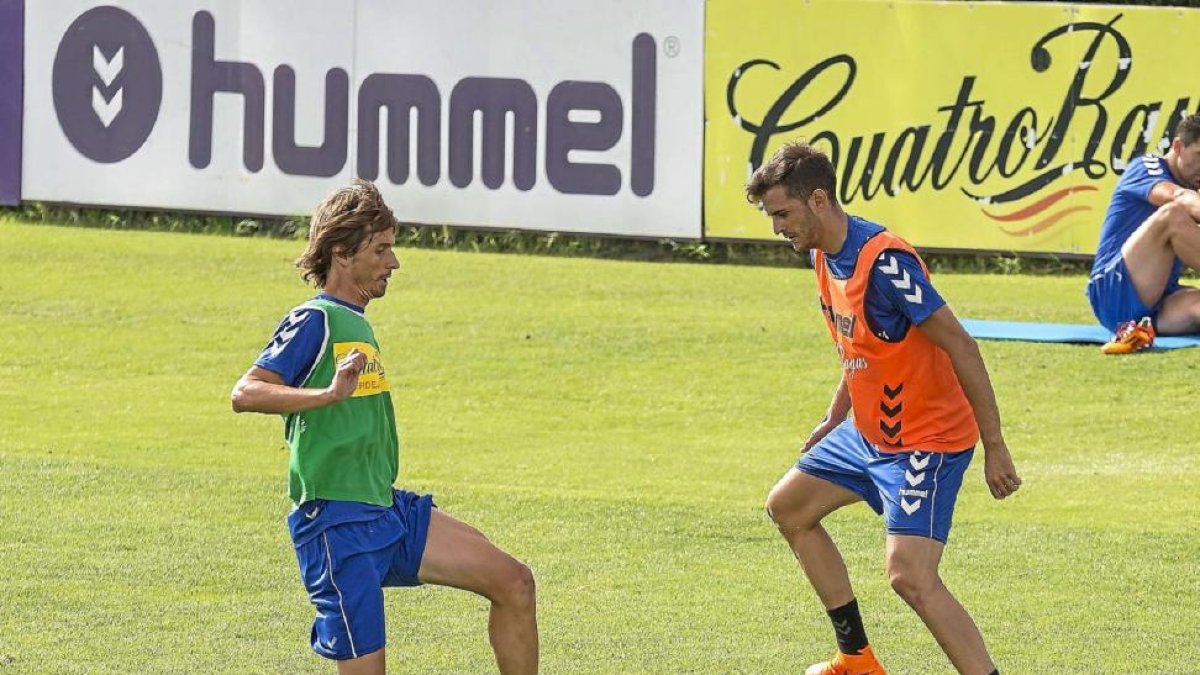 Álvaro Rubio toca el balón ante la presencia de Villar en los Anexos.-M. Á. Santos