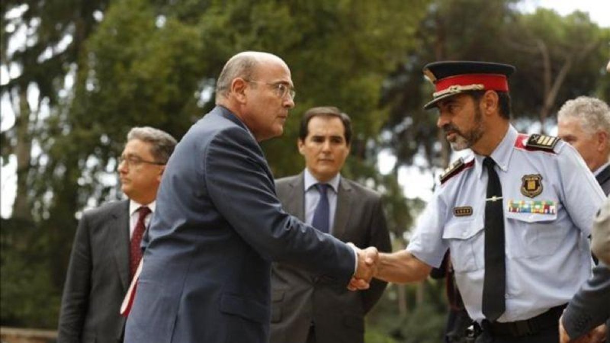 El major de los Mossos, Josep Lluís Trapero, saluda al coronel Diego Pérez de los Cobos, coordinador del operativo contra el referéndum del 1-O.-EL PERIÓDICO/ ARCHIVO