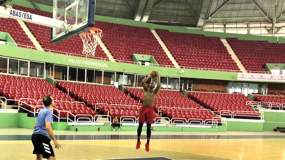 Hugo López, en un entrenamiento personal con el NBA, Serge Ibaka.-EM