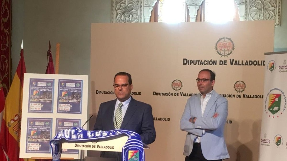 Cayetano Cifuentes, en la presentación de la campaña de abonados junto al vicepresidente de la Diputación Víctor Alonso.-EM