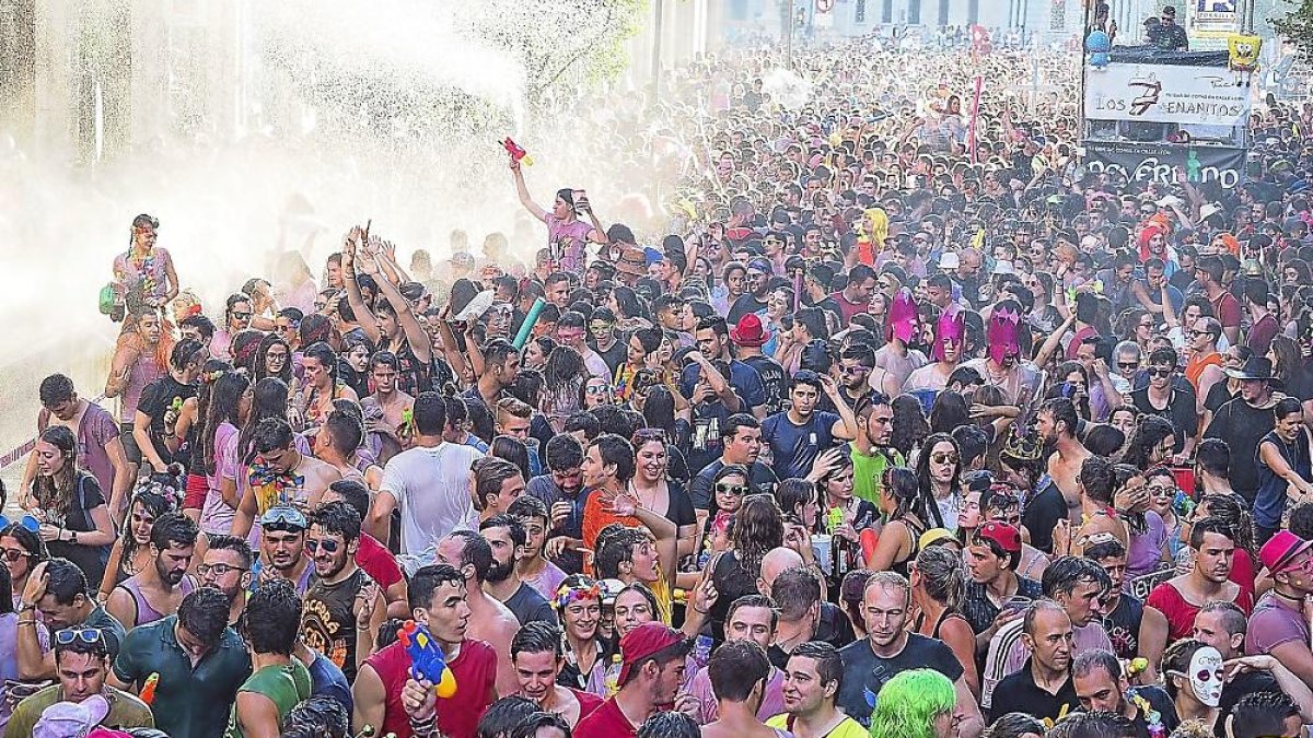 El desfile de peñas de las fiestas reúne a miles de jóvenes de toda la provincia.-MIGUEL ÁNGEL SANTOS / PHOTOGENIC