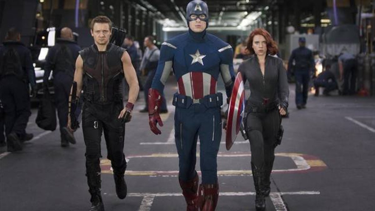 Jeremy Renner,  Chris Evans y Scarlett Johansson, como Ojo de Halcón, el Capitán América y la Viuda Negra, en 'Los Vengadores'.-