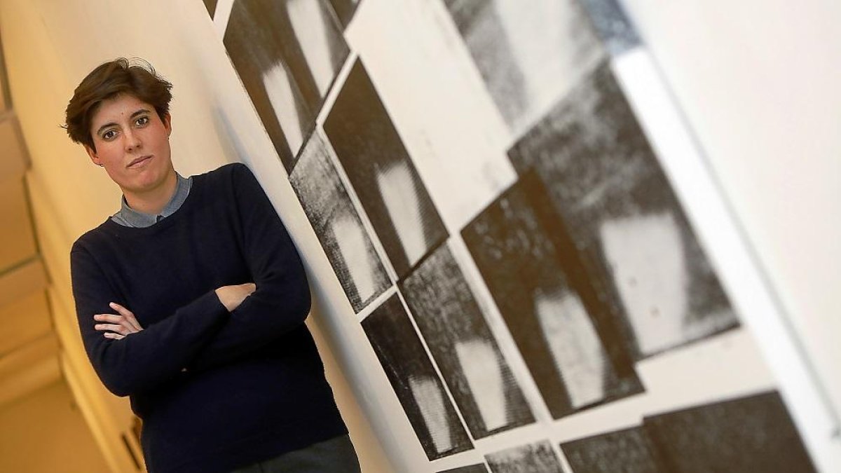María Tinaut, ayer, junto a una de sus obras expuestas en la Sala O del Museo Patio Herreriano.-J. M. LOSTAU