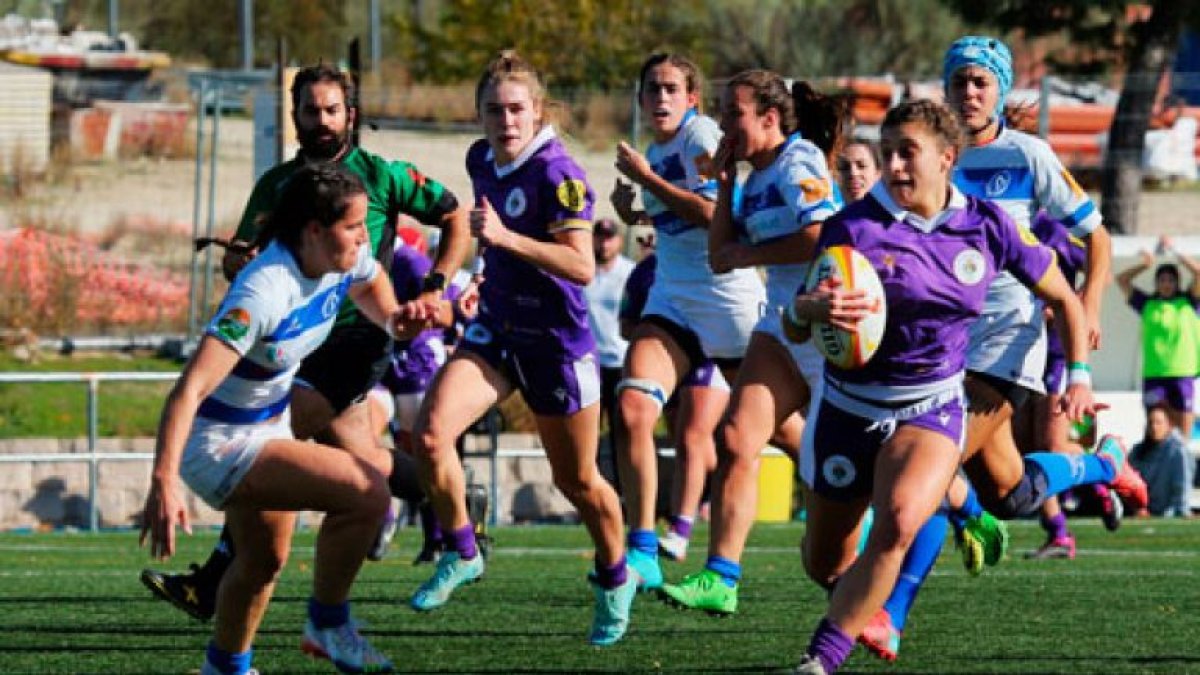 Amaia Fabo avanza con el oval en una jugada del encuentro que ha enfrentado este domingo en el Valle de las Cañas a Olímpico de Pozuelo y El Salvador Femenino. / D. Torres