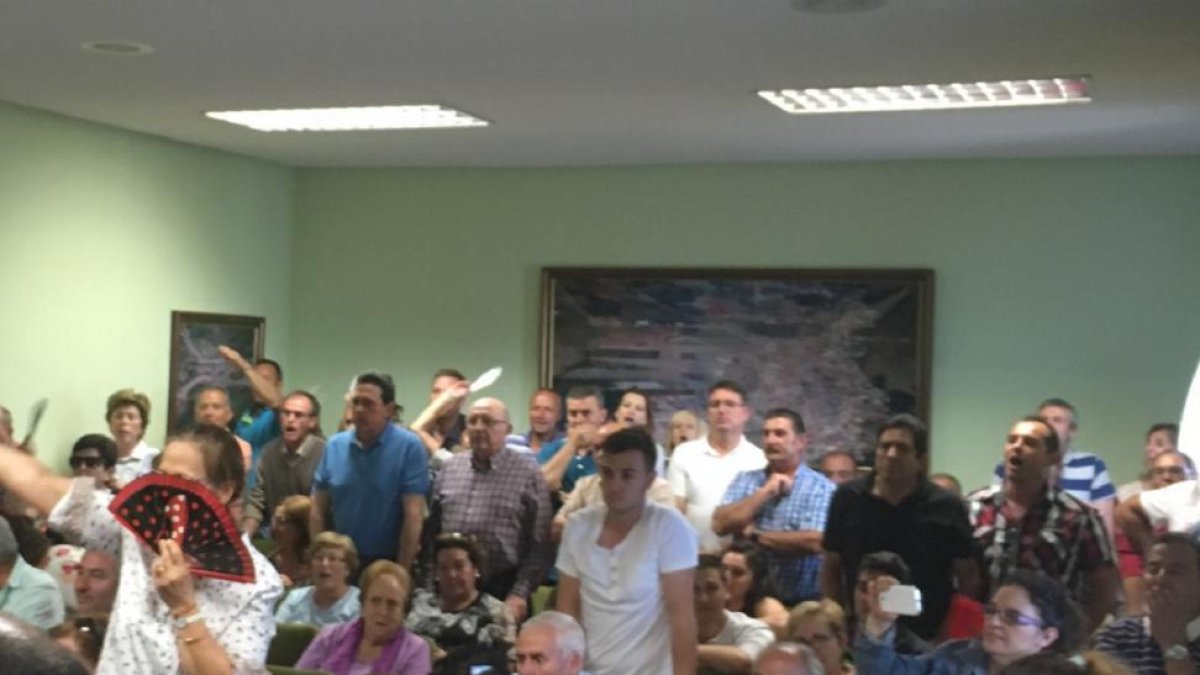 Vecinos de Valdestillas durante el Pleno celebrado esta tarde.-EL MUNDO