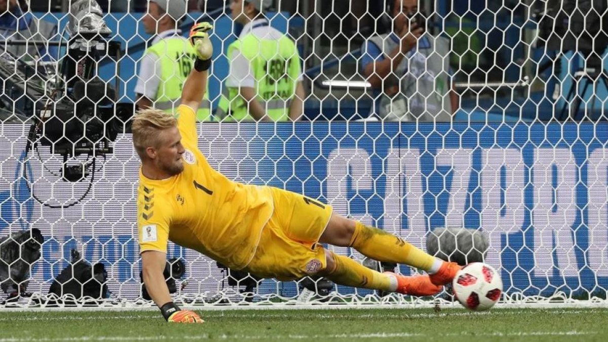 Kasper Schmeichel detiene el penalti de Modric en la prórroga del Croacia-Dinamarca.-VASSIL DONEV
