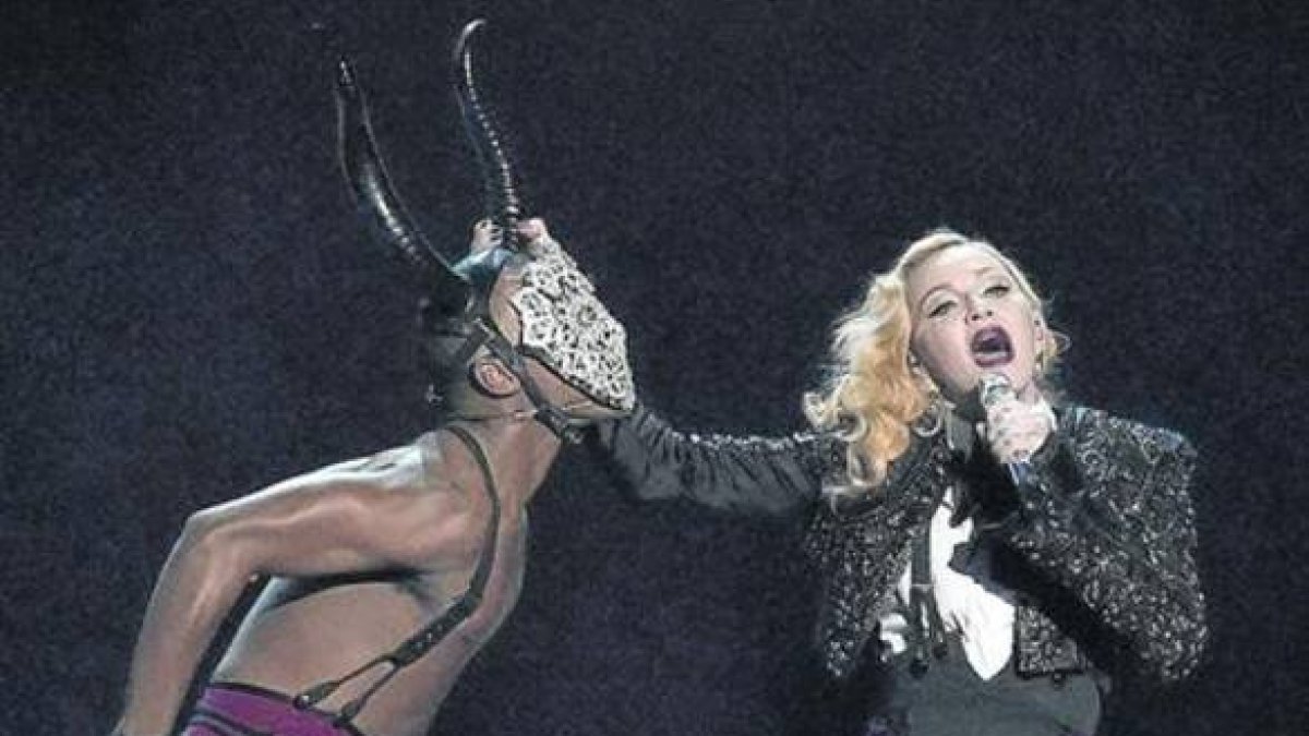 Madonna, durante su actuación en los Brit Awards, en el O2 Arena de Londres, la semana pasada.-Foto:   REUTERS / TOBY MELVILLE