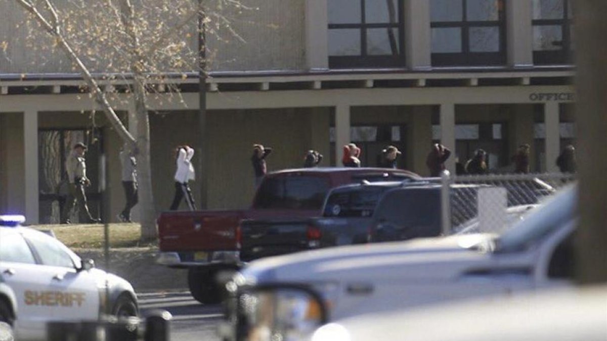 Los esudianes salen en fila de la escuela donde se ha producido el tiroteo.-/ AP / JON AUSTRIA
