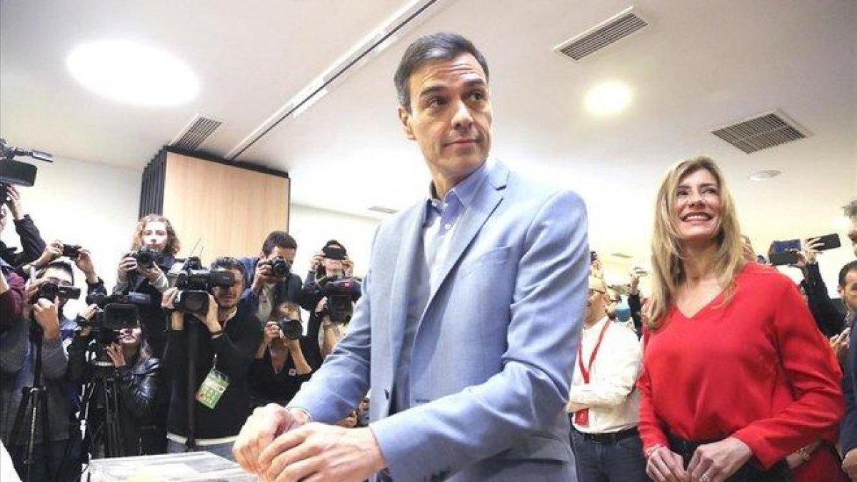 Pedro Sánchez, en el momento de depositar su voto.-DAVID CASTRO