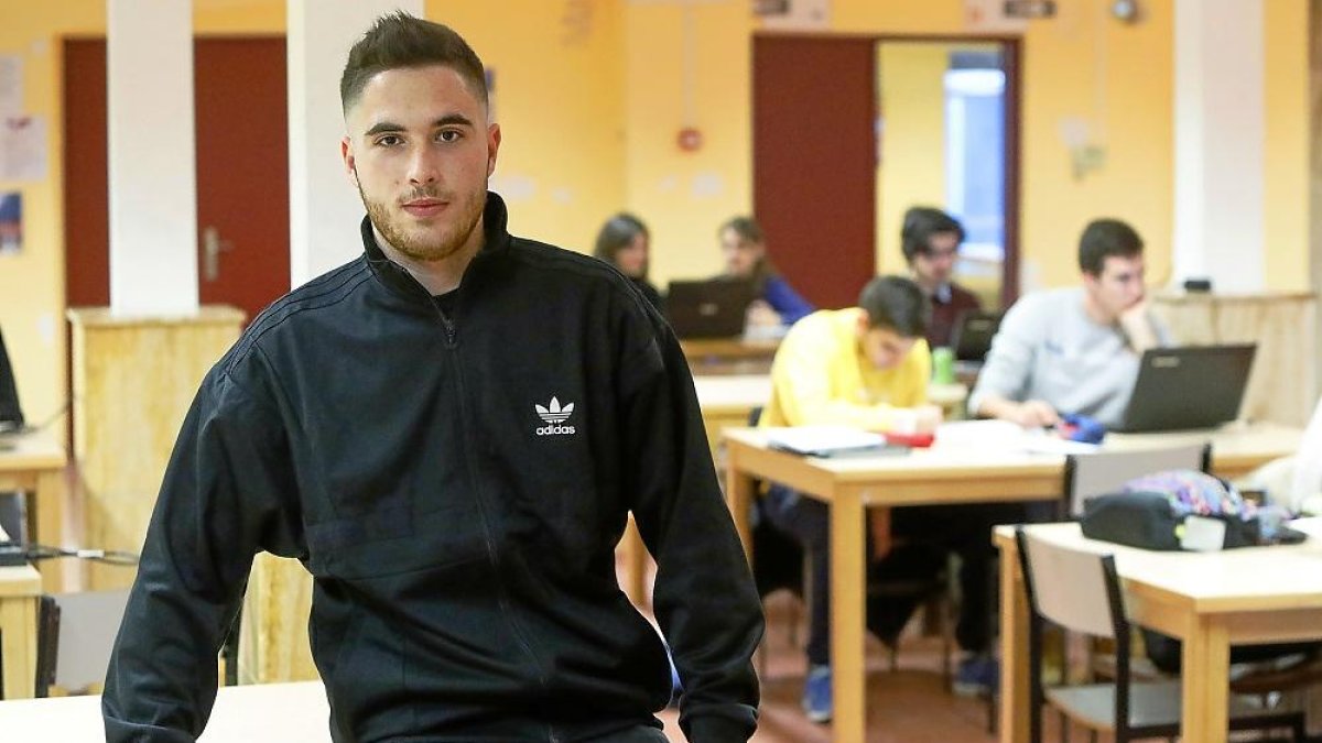 El estudiante Raúl Calvo en las instalaciones de la Universidad de Valladolid.-J. M. LOSTAU