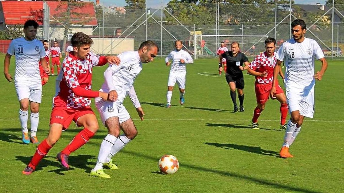 Dos jugadores pugnan por el balón en el partido disputado ayer.-E.M.
