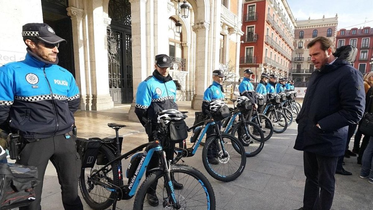 El alcalde observa las nuevas bicicletas de la Policía Municipal.-EUROPA PRESS