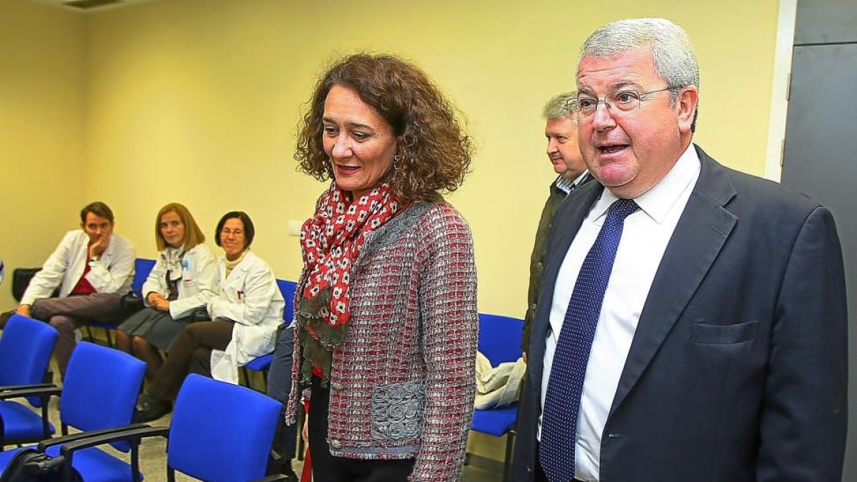 El senador Rodríguez-Hevia en una imagen de archivo junto a la alcaldesa de Ponferrada, Gloria Fernández-ICAL