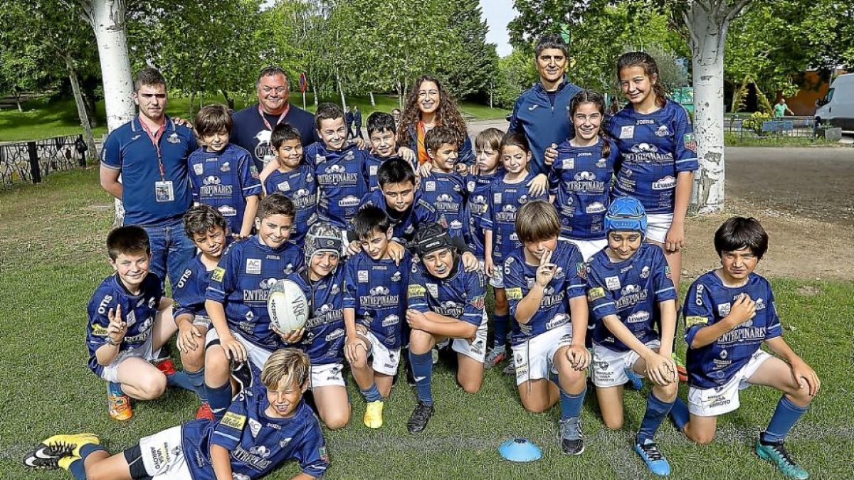 Los jugadores y el cuerpo técnico de uno de los equipos de las categorías inferiores del VRAC Entrepinares.-J.M. LOSTAU