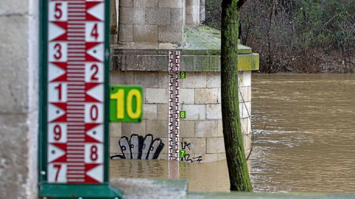 Nivel del Pisuerga a su paso por el puente del Poniente.-Miguel Ángel Santos