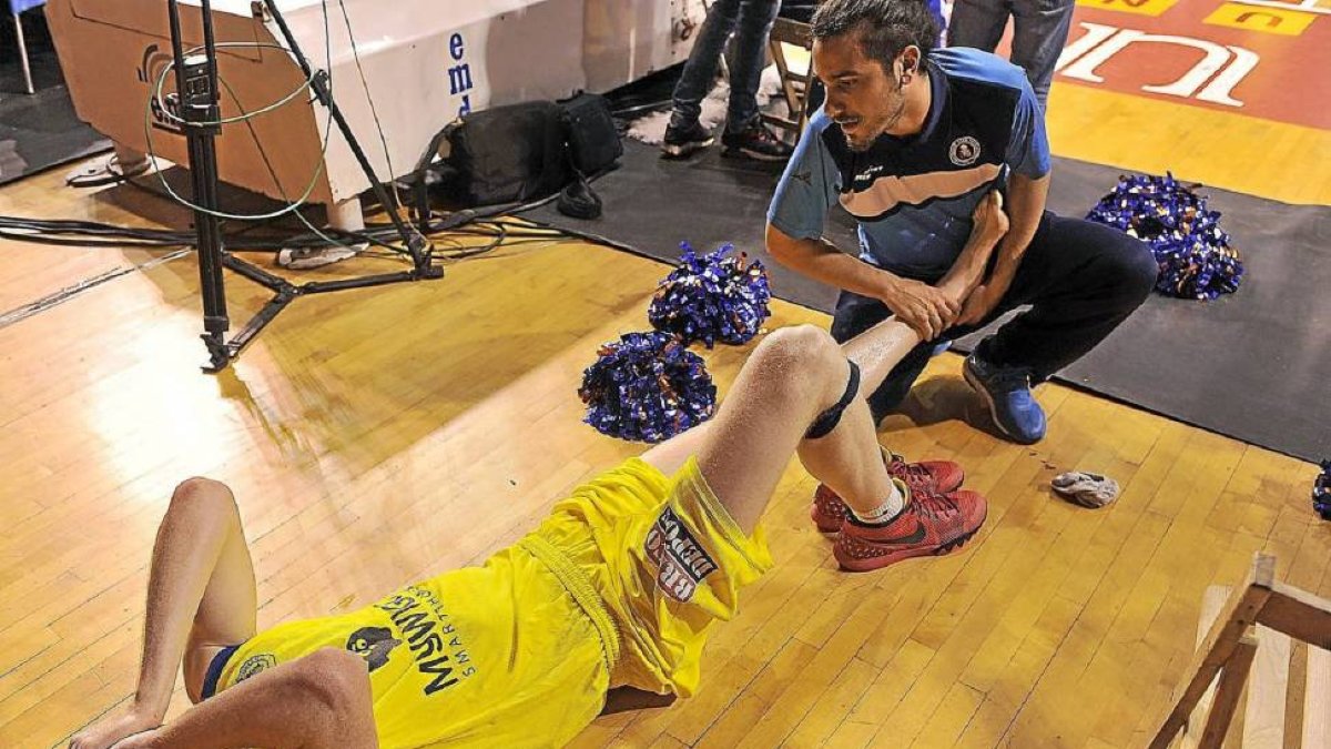 Javi Lucas, con gestos de dolor tras su lesión en Burgos-Jorge Velasco