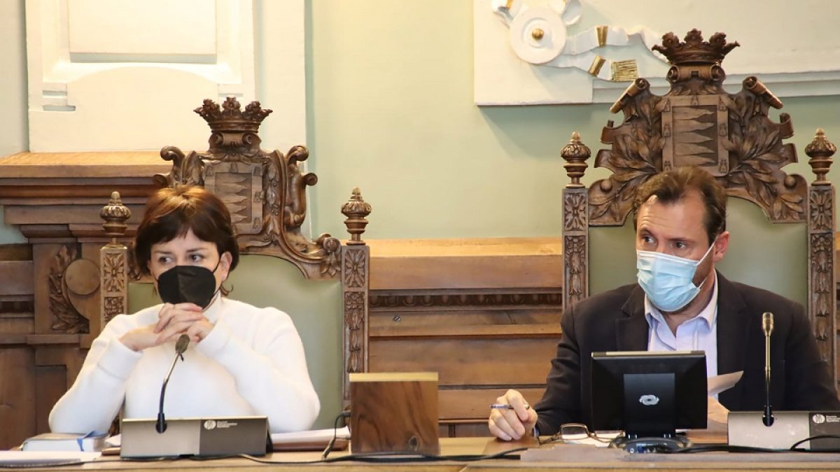 María Sánchez y Óscar Puente durante la reunión de la junta directiva de la mancomunidad. E.M.