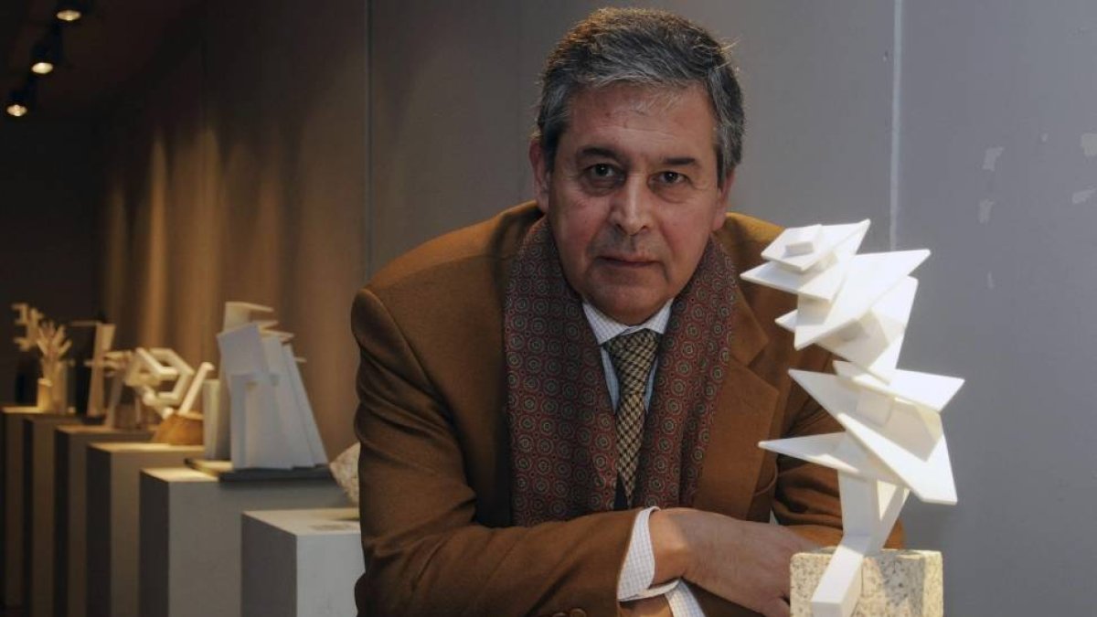 El escultor Miguel Hernández Casado posa con una de las obras que forman parte de la exposición 'Un paseo por el taller'-Efe