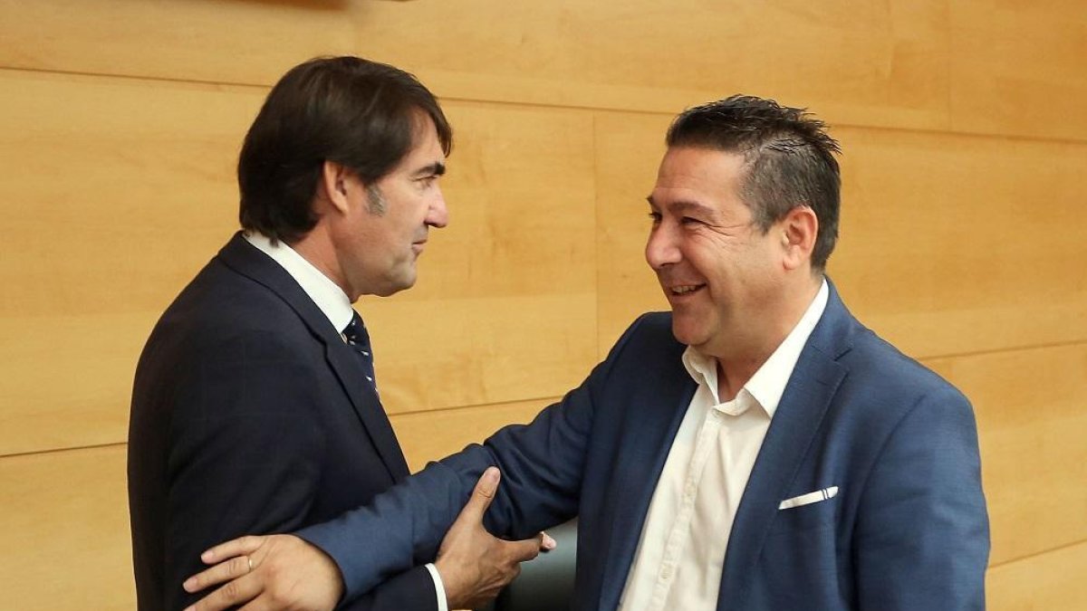 El consejero de Fomento y Medio Ambiente, Juan Carlos Suárez-Quiñones, conversa cohn el procurador de la UPL, Luis Mariano Santos.-ICAL