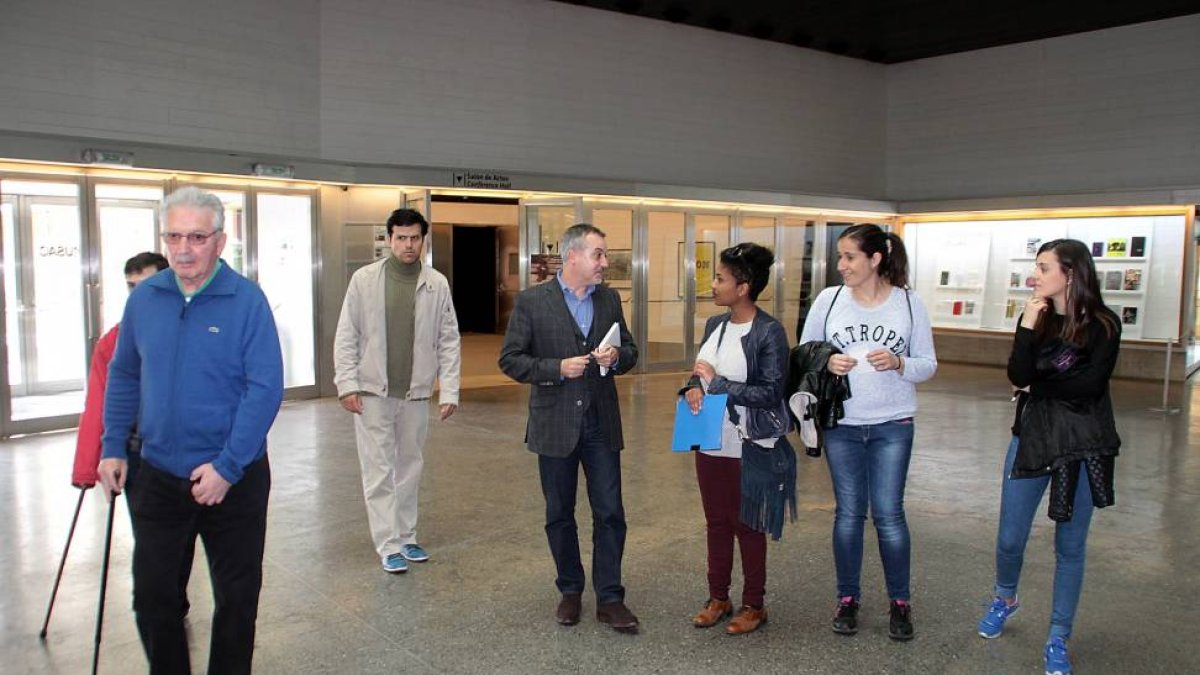 Socios de Aspaym disfrutan de una jornada en el MUSAC visitando algunas de sus salas-Ical