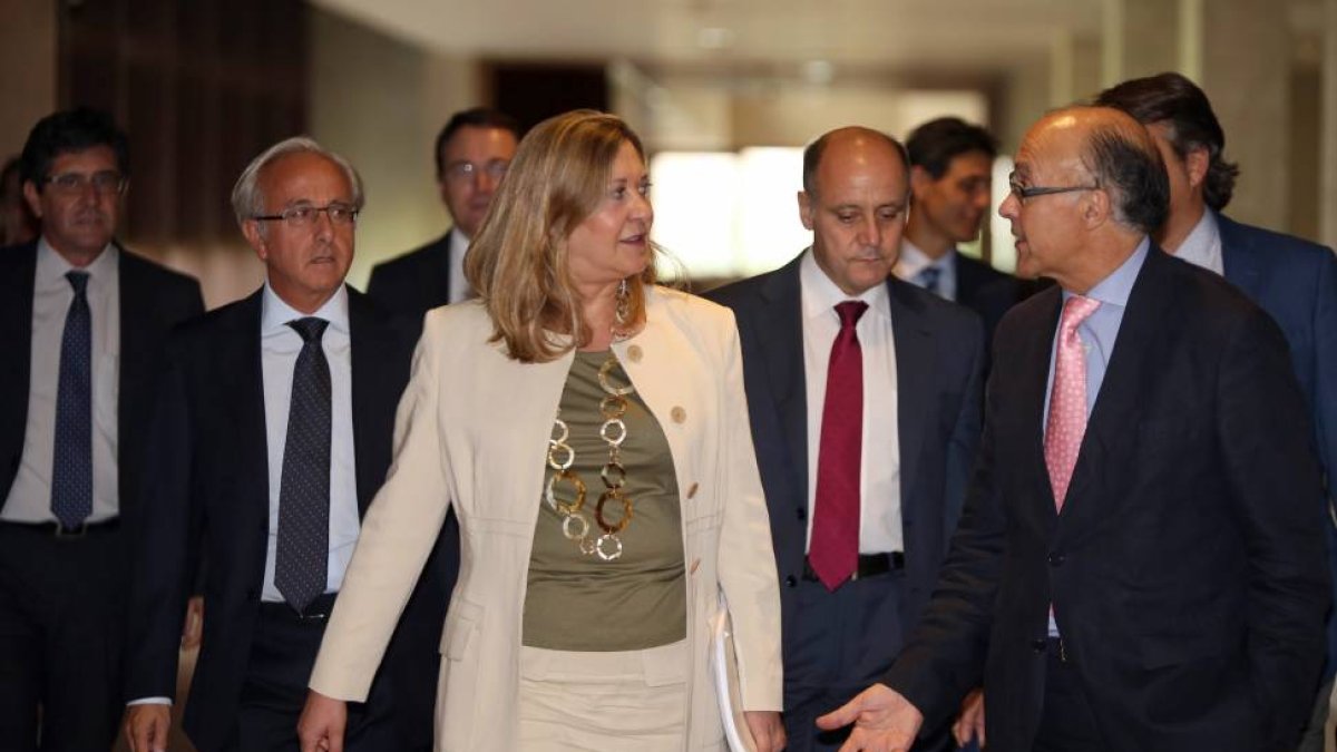 La consejera de Economía y Hacienda, Pilar del Olmo, junto al resto de su equipo, comparece en las Cortes para explicar su programa de legislatura.-ICAL