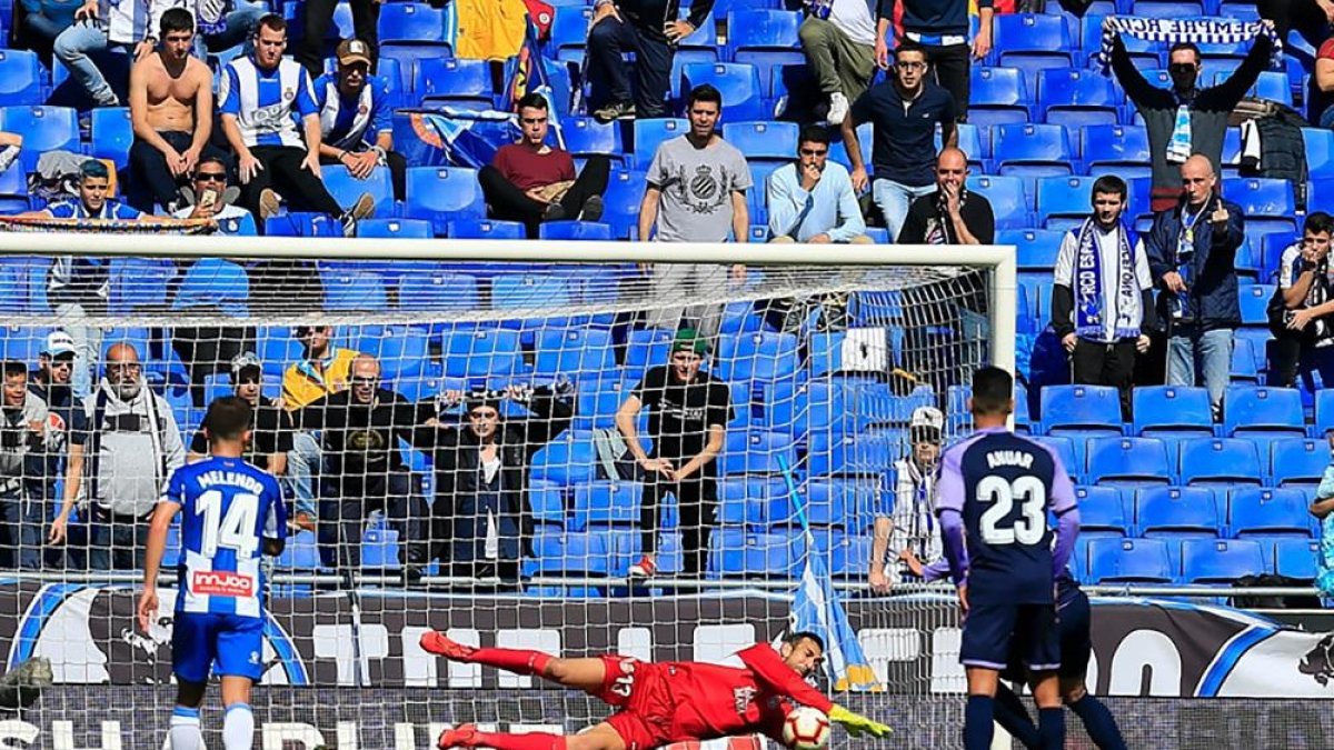 Diego López desvía el lanzamiento de Guardiola al lanzar un penalti en el minuto 45 en la jugada clave del partido disputado ayer.-LALIGA