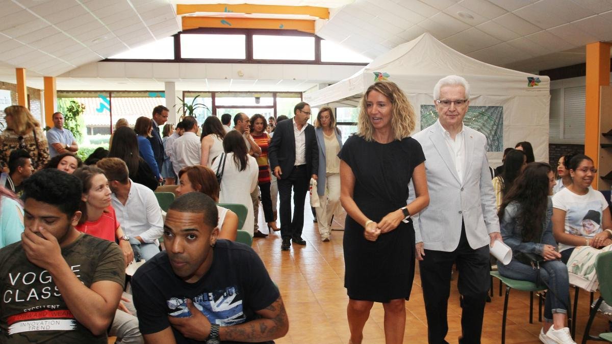 La consejera de Familia, Alicia García; acompañada del presidente de Cruz Roja Castilla y León,José Varela, participa en una jornada sobre difusión del Programa Operativo de Empleo Juvenil organizada por Cruz Roja Española.-BRÁGIMO / ICAL