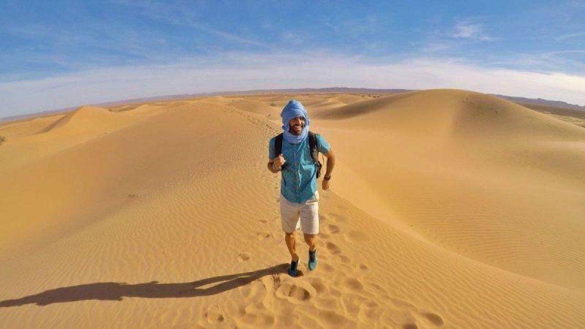 Raúl Gómez, durante su carrera en Marruecos, en el programa de Movistar+ Maraton Man.-EL PERIÓDICO
