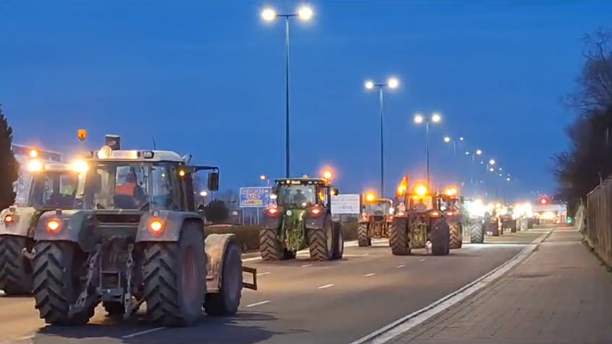 Tractorada en la rotonda de San Agustín. -E.M.