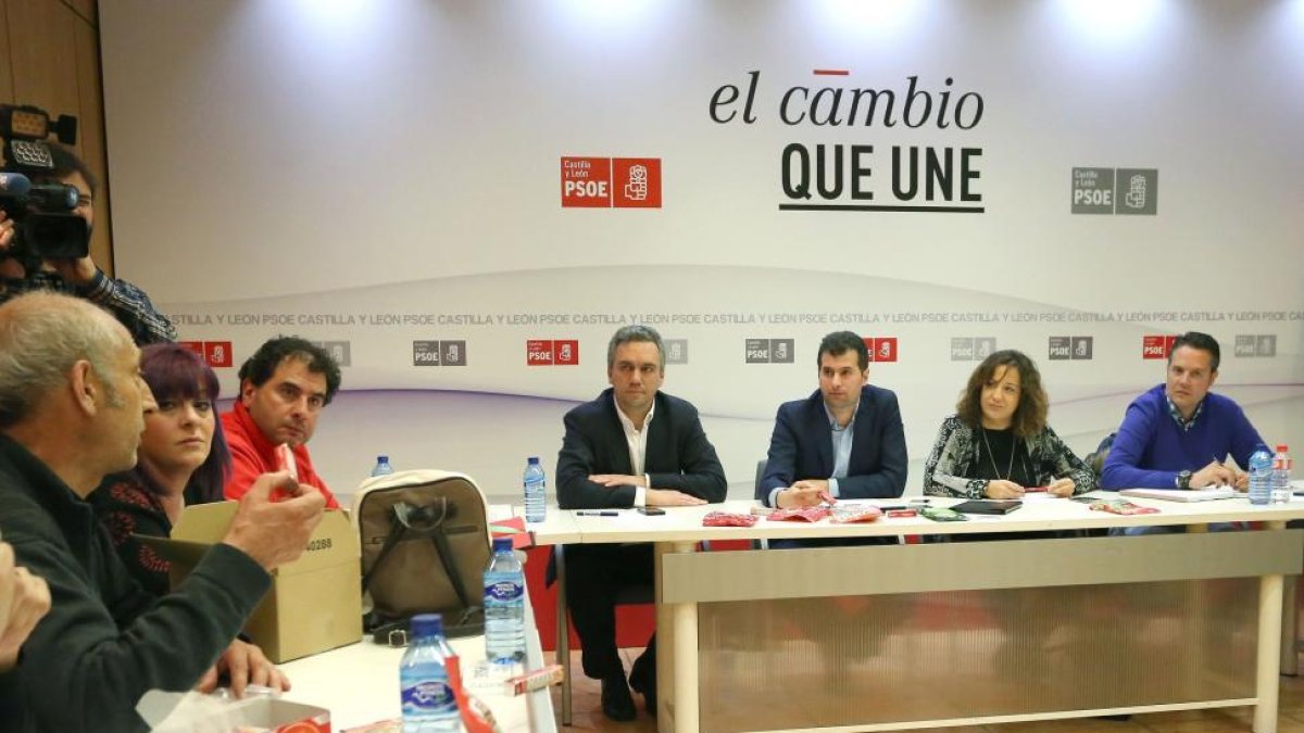 El portavoz del Grupo Socialista, Luis Tudanca, y la presidenta del grupo de los socialistas españoles en Europa, Iratxe García, se reúnen con los representantes de los trabajadores de Lauki y Dulciora-ICAL