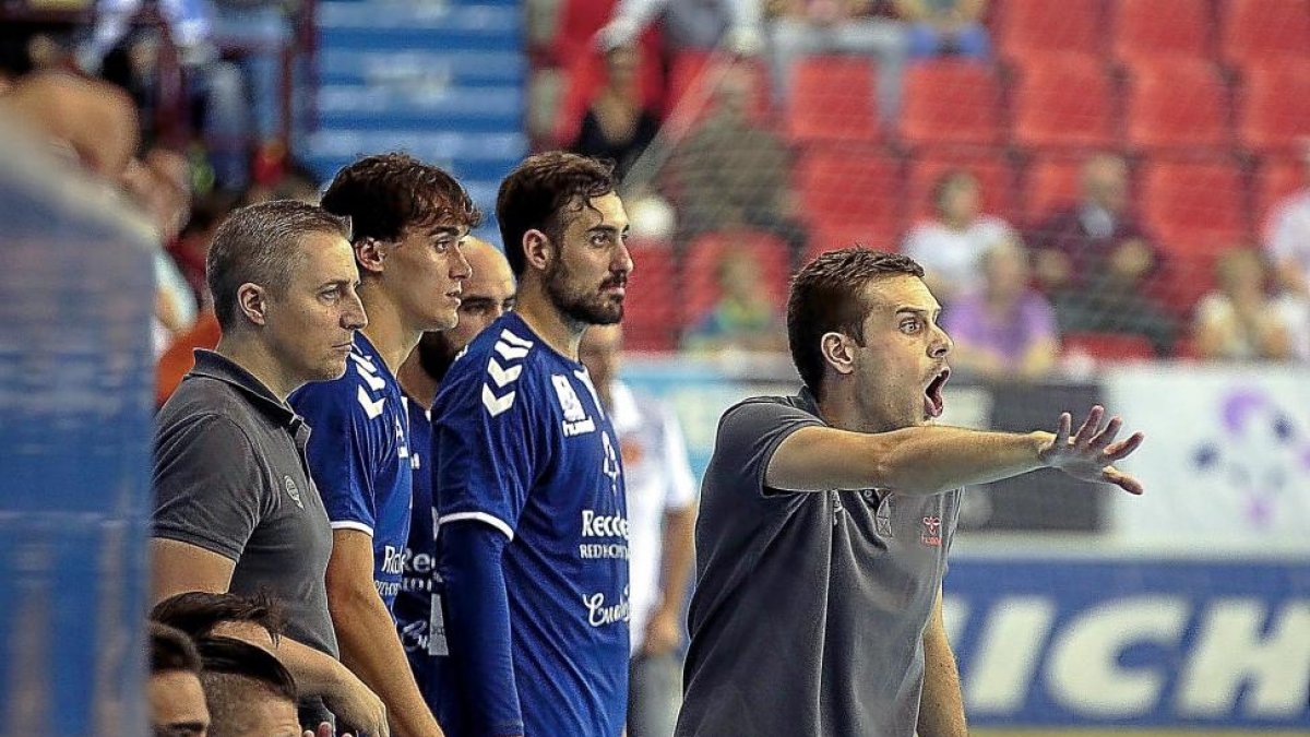 acho González da órdenes desde el banquillo en Huerta del Rey.-J. C. CASTILLO