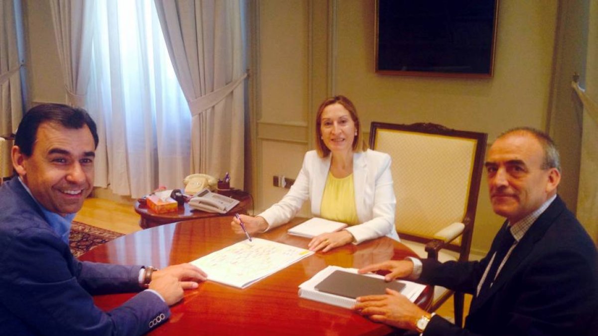 La ministra de Fomento, Ana Pastor Julián, el presidente provincial del Partido Popular y vicesecretario nacional de Organización, Fernando Martínez-Maillo (I), y el Secretario General de Infraestructuras, Manuel Niño (D), durante la reunión celebrada par-Ical