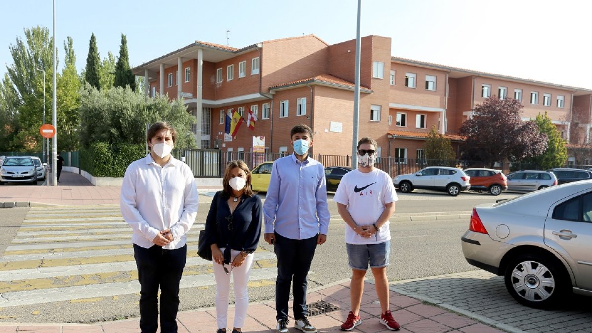 El secretario general de Juventudes Socialistas de Castilla y León y senador autonómico, Fran Díaz, y otros dirigentes de la formación informan sobre la situación del IES María Moliner de Laguna de Duero (Valladolid).- ICAL