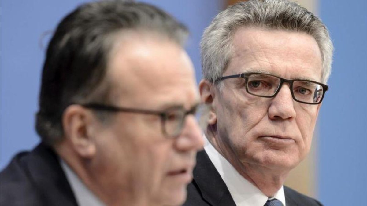 De Maiziere (derecha) junto al jefe de la Oficina Federal de Migración y Refugiados, Frank-Juergen Weise, durante el balance del Gobierno alemán sobre la llegada de solicitantes de asilo, en Berlín, este miércoles.-EFE / CLEMENS BILAN