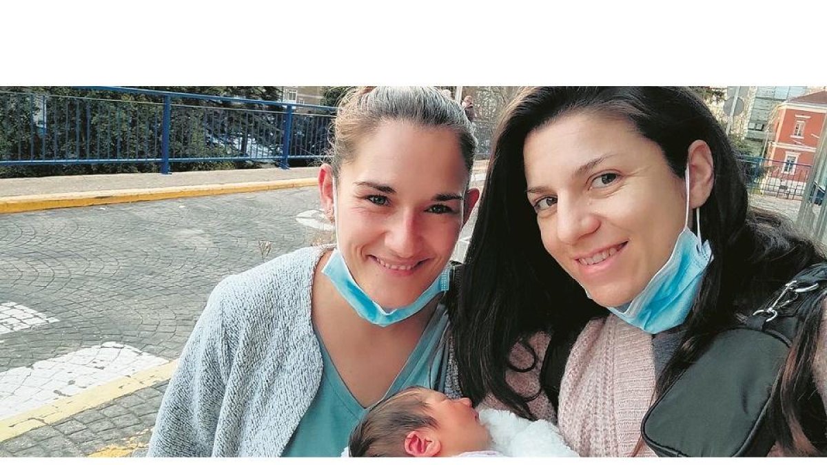 Silvia y Violeta posan con la pequeña Ada.- E. M.