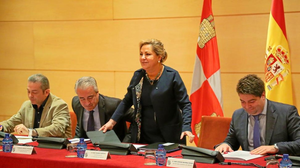 La vicepresidenta de la Junta, Rosa Valdeón, preside la reunión constitutiva del Consejo de Políticas Demográficas.-ICAL