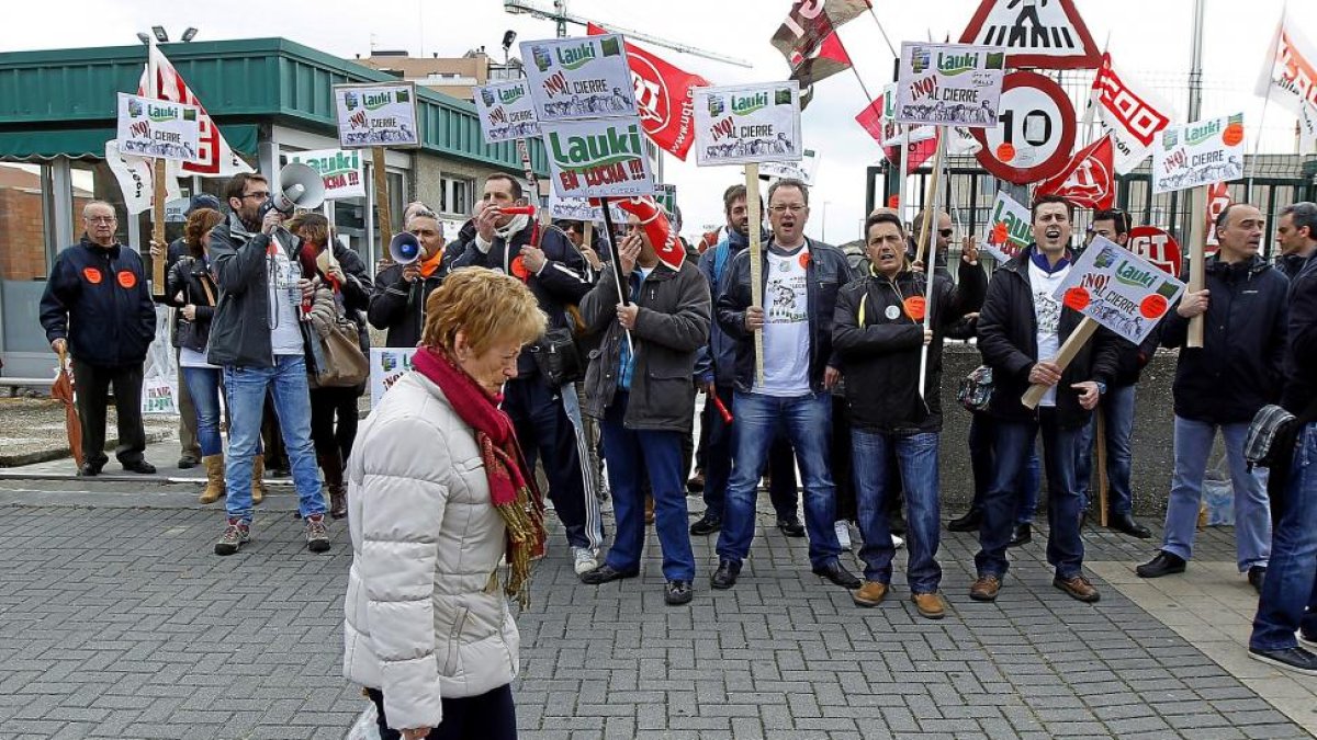 Los trabajadores de la central lechera volvieron a concentrarse ayer a las puertas de la fábrica.-J. M. LOSTAU